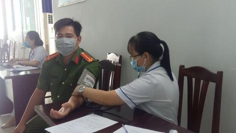 Trung tâm Y tế thành phố Bac Liêu: Tỗ chức tiêm vaccine phòng COVID-19 đợt I cho đối tượng ưu tiên.