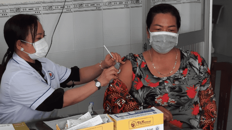 Trạm Y tế xã Vĩnh Trạch tăng cường tiêm vắc xin phòng COVID-19