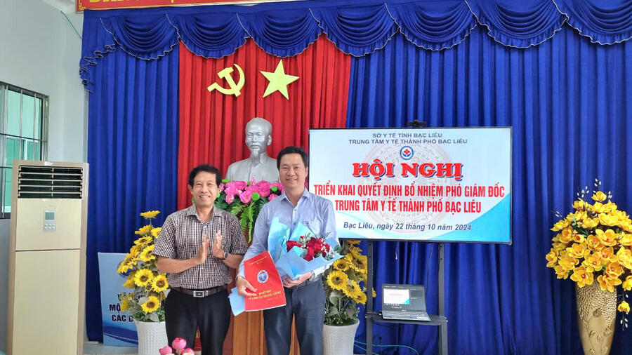 Trao quyết định cán bộ, bổ nhiệm tân Phó Giám đốc Trung tâm Y tế thành phố Bạc Liêu.
