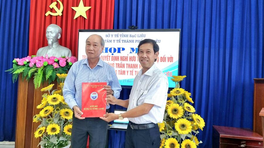 Sở Y tế Bạc Liêu trao quyết định nghỉ hưu theo chế độ đối với  ông Trần Thanh Hải - Phó giám đốc Trung tâm Y tế thành phố Bạc Liêu