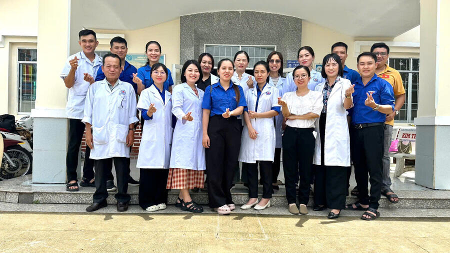 Đoàn y, bác sĩ Trung tâm Y tế khu vực Bạc Liêu khám bệnh, cấp thuốc miễn phí và tặng quà cho người dân có hoàn cảnh khó khăn, gia đình chính sách tại phường Vĩnh Trạch.